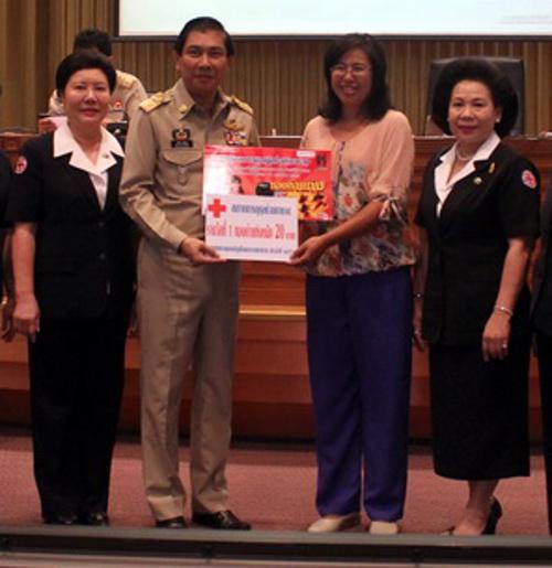 Pork lady wins half million baht of gold from Red Cross Lucky Draw