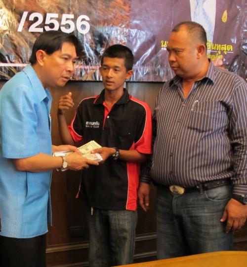 Phuket van driver rewarded for returning tourist’s lost B124k