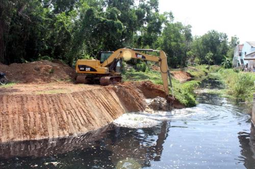 Phuket Governor starts to tame stench of Bang Yai Canal