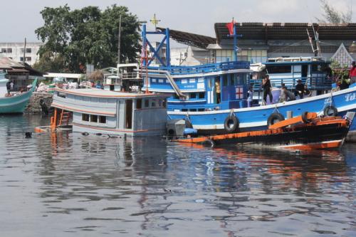 Officials scramble as illegal tanker sinks, spills oil into Phuket canal