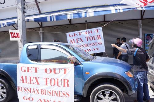 Taxi driver mob tears down Russian tour agency sign, forces closure