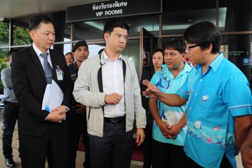 Former illegal taxi drivers pressure AOT chief over Phuket Airport counter