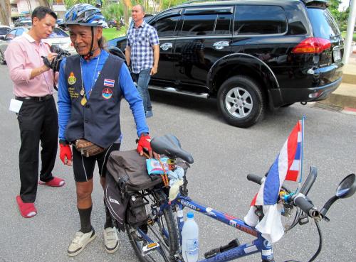 Sexagenarian on cycle tour of Thailand stops by Phuket