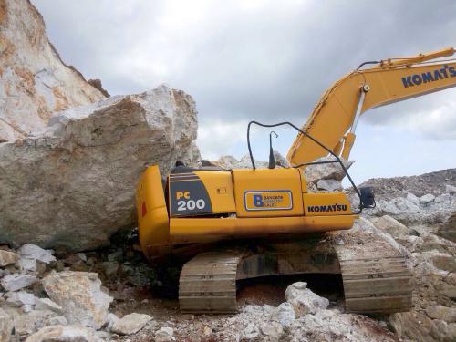 Phuket backhoe driver killed in bedrock collapse