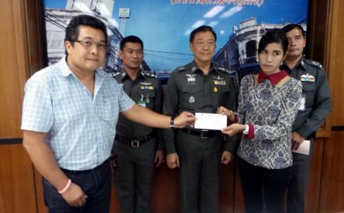 Phuket gold shop gives B170k to fiancee of slain man