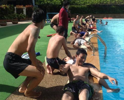 Phuket resort staff receive lifeguard training to stave off tourist drownings