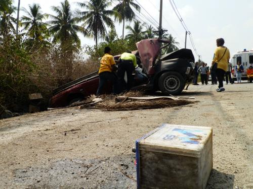 One dead, two thrown from car as workmen head to Phuket Airport