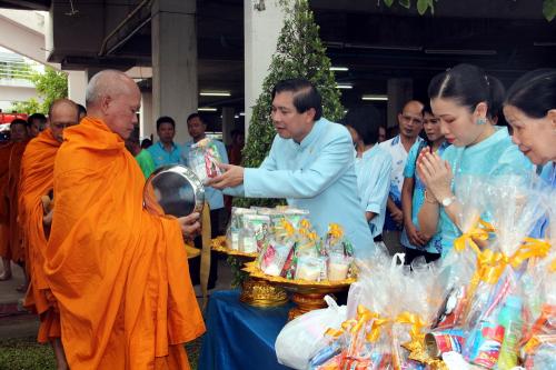 Phuket top officials make merit in honor of HM Queen Sirikit’s 81st birthday