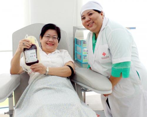 Phuket Vice Governor donates blood for Buddhist holiday