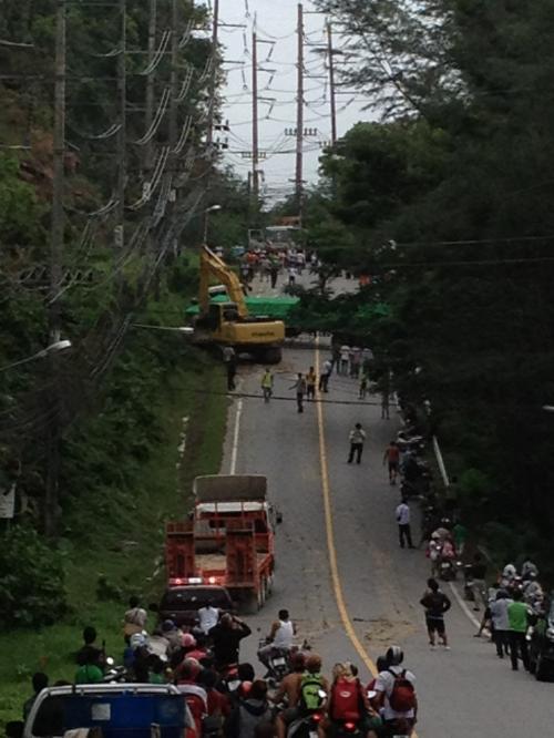 18-wheeled truck crash blocks traffic from Kamala to Patong