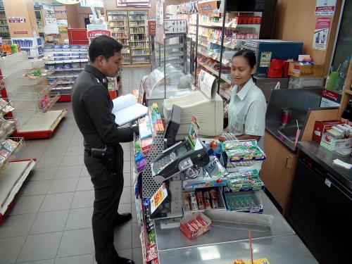 Thief snatches 5,000 baht from 7-Eleven cash till