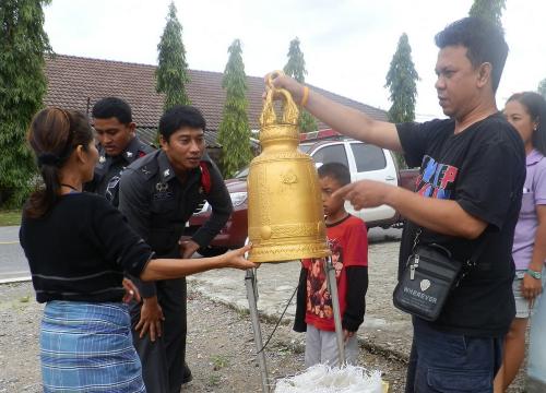 Alarmed drunkard dumps temple bell, flees scene