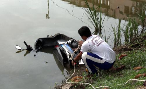 Motorbike dumped in pond mystifies park-goers