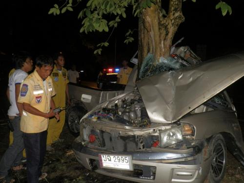 One dead as Phuket pickup slams into tree