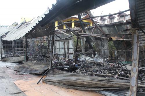 Fire engulfs shop units at Karon Plaza