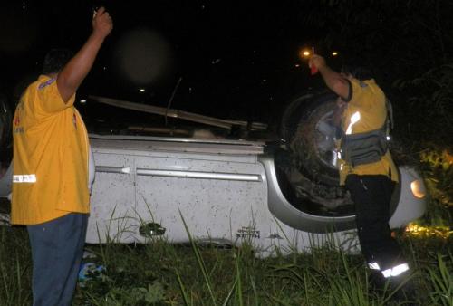 8 injured as Phuket pickup flips, rolls into field