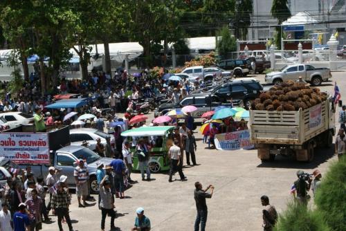 Krabi farmers threaten airport blockade