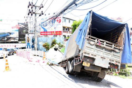 Phuket Brake Failure: 10-wheeler flies off Patong Hill