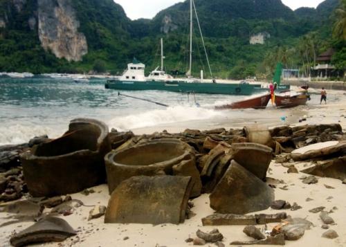 Freak wave wreaks havoc on Phi Phi long-tail boats