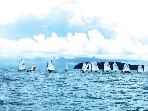 Royal Thai Navy keep eye on young seawolves – Phuket Youth Sailing