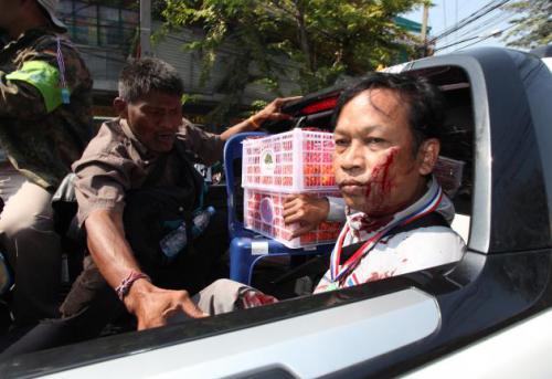 Breaking News: 28 protesters injured in bomb attack against Suthep’s procession