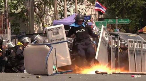 Phuket Gazette Thailand News: Both sides suffer from violent clashes; New plan to pay rice farmers; MP registration by mail; Foreign investors continue retreat from stock market