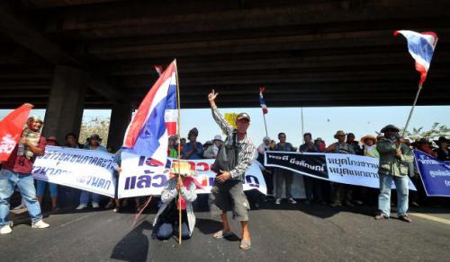 Phuket Gazette Thailand News: Highway blockade holds fast as economy braces for B240bn hit