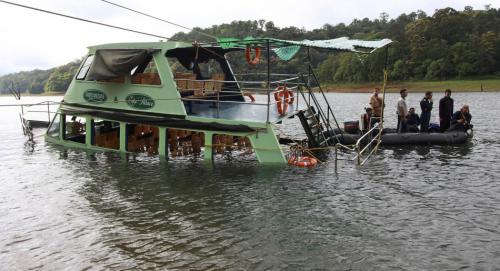 Phuket Gazette World News: At least 21 people dead after Indian tourist boat capsizes