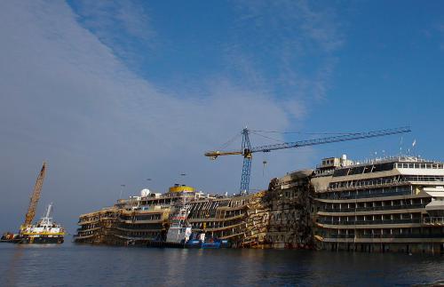 Phuket Gazette World News: Diver dies during Costa Concordia salvage works