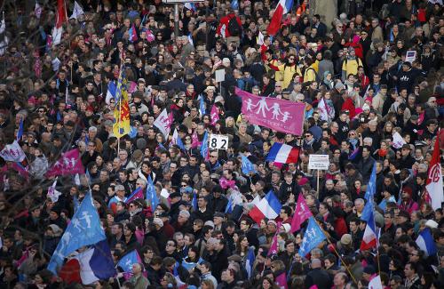 Phuket Gazette World News: France’s Hollande retreats on family policy after protests