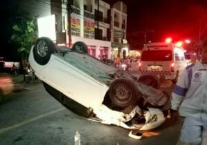 Sai Yuan crash - a flipped car and one motorcyclist injured | News by Thaiger