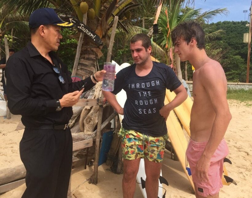 Mystery jellyfish stinging tourists