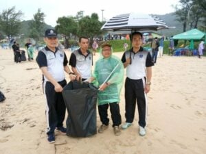 Intrepid beach cleaners head out into the storm | News by Thaiger