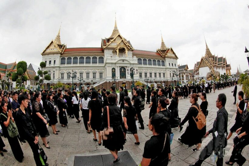 HM King Maha Vajiralongkorn extends time to pay respects at Grand Palace