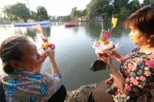Loy Krathong attracts big crowds around Phuket and Thailand. | News by Thaiger
