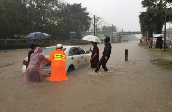 Governor visits flooded areas and discovers clogged drains