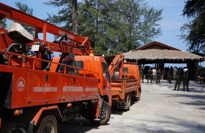 DSI visits Laypang Beach to recover encroached land from illegal businesses