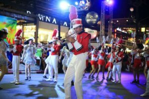 Sun Sea Sand Colour! Patong Parade kicks off the 2017 Festival. | News by Thaiger