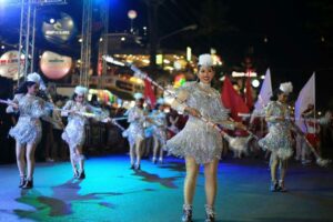 Sun Sea Sand Colour! Patong Parade kicks off the 2017 Festival. | News by Thaiger