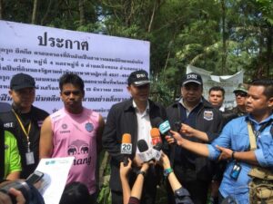 DSI visits Laypang Beach to recover encroached land from illegal businesses | News by Thaiger