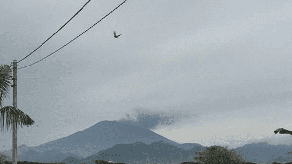 Bali evacuates 100,000 and tourists stranded as island goes to red alert over volcano