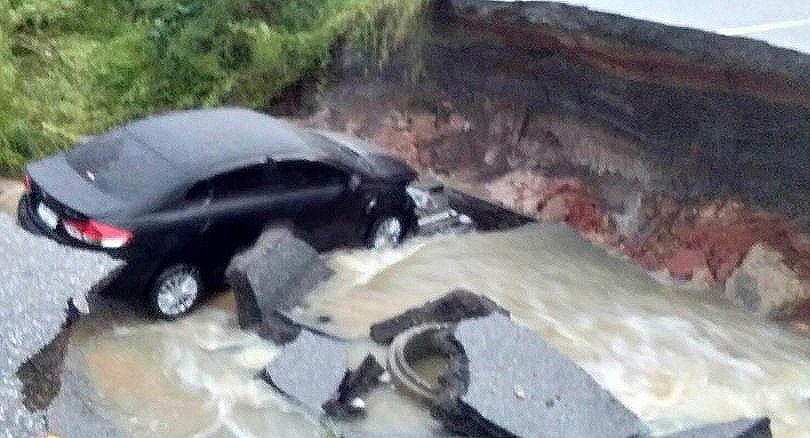 Songkhla floods destroy road – car falls into hole