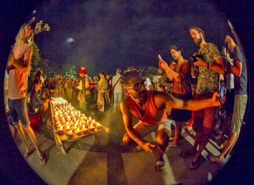 Loy Krathong attracts big crowds around Phuket and Thailand.