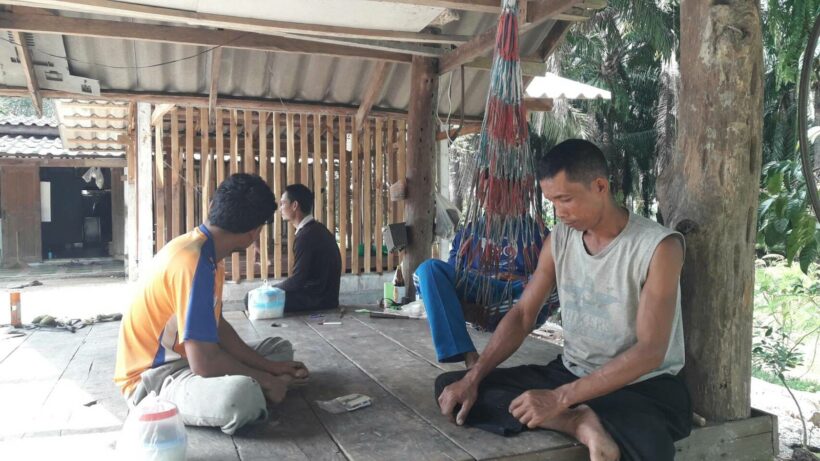 สุดเวทนา พ่อวอน ช่วยลูกน้อย ถูกรถชน จนเสียสติ ต้องสร้างกรงขัง เหตุไร้คนดูแล | The Thaiger