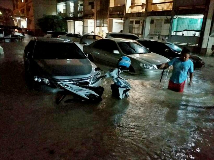 ฝนตกหนักต่อเนื่อง 3 ชั่วโมง ป่าตองน้ำขังรอระบายเพียบ นายกเทศมนตรีพร้อมรองฯ ลงพื้นที่สั่งการเองตั้งแต่ ตี 2 | News by The Thaiger