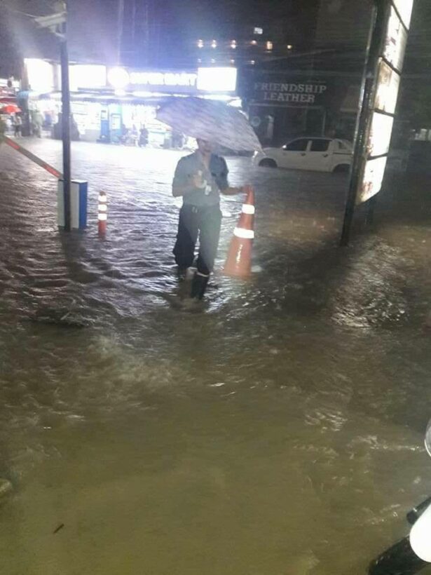 ฝนตกหนักต่อเนื่อง 3 ชั่วโมง ป่าตองน้ำขังรอระบายเพียบ นายกเทศมนตรีพร้อมรองฯ ลงพื้นที่สั่งการเองตั้งแต่ ตี 2 | News by The Thaiger