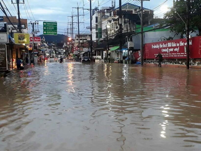 ฝนตกหนักต่อเนื่อง 3 ชั่วโมง ป่าตองน้ำขังรอระบายเพียบ นายกเทศมนตรีพร้อมรองฯ ลงพื้นที่สั่งการเองตั้งแต่ ตี 2 | News by The Thaiger