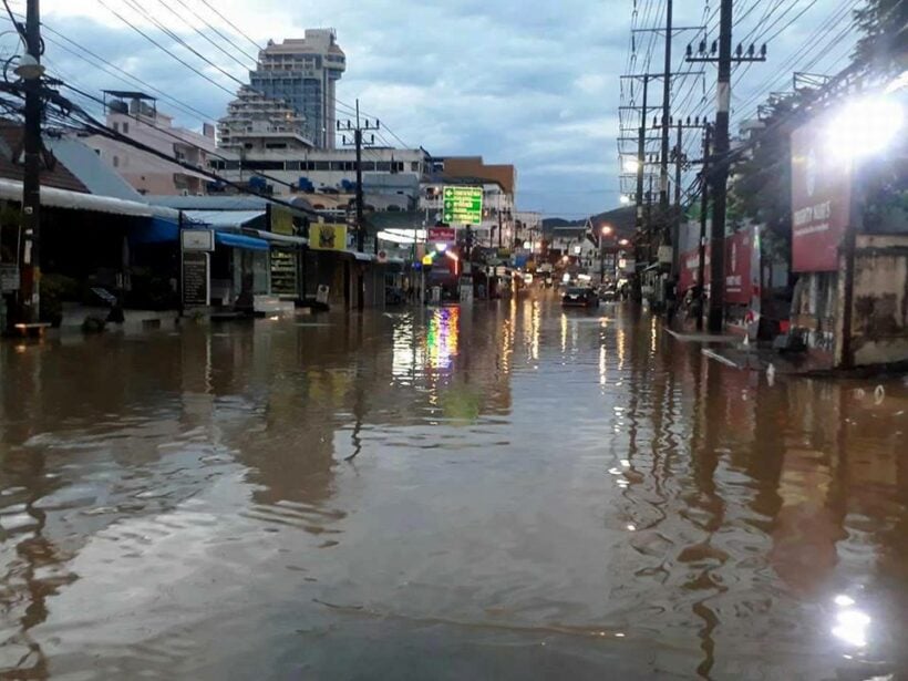 ฝนตกหนักต่อเนื่อง 3 ชั่วโมง ป่าตองน้ำขังรอระบายเพียบ นายกเทศมนตรีพร้อมรองฯ ลงพื้นที่สั่งการเองตั้งแต่ ตี 2 | News by The Thaiger