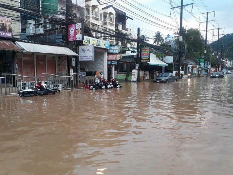 ฝนตกหนักต่อเนื่อง 3 ชั่วโมง ป่าตองน้ำขังรอระบายเพียบ นายกเทศมนตรีพร้อมรองฯ ลงพื้นที่สั่งการเองตั้งแต่ ตี 2 | News by The Thaiger