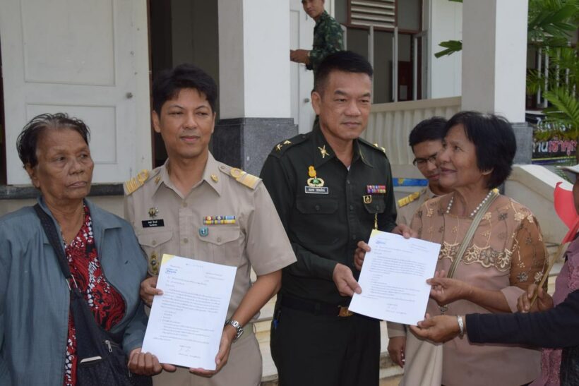 กลุ่มเกษตรกรสร้างสรรค์สังคมใหม่ รวมตัวยื่นหนังสือถึงผู้ว่าฯกระบี่ ให้ตรวจสอบบริษัทฯไทยอุตสาหกรรมน้ำมันปาล์ม หลังพบรุกพื้นที่ | The Thaiger